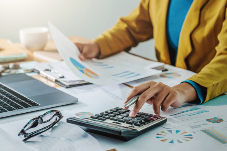 woman_business_owner_calculator