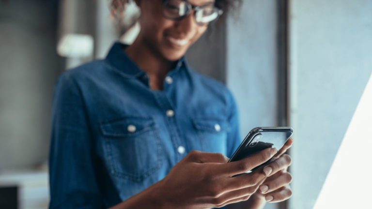 black-woman-holding-phone-and-searching-google-hot-dog-marketing